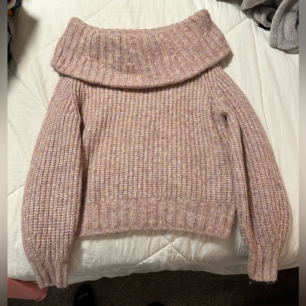 XS H&M pink knitted off the shoulder sweater